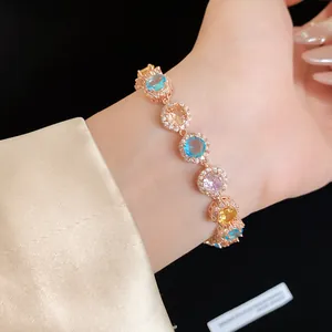 Primo piano di un elegante bracciale in oro rosa con zirconi rotondi colorati sul polso