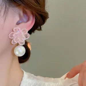 Orecchini a fiore in cristallo rosa con grande ciondolo di perla bianca dolce