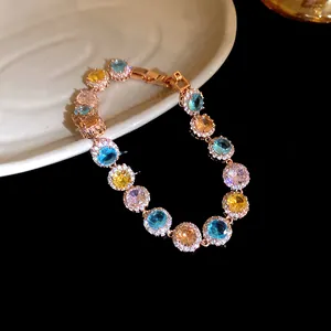 Bracciale di lusso placcato oro con zirconi tondi colorati e cristalli pavé brillanti.