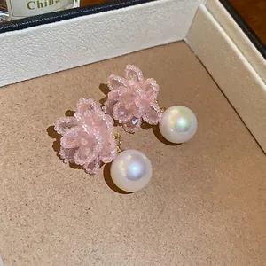Eleganti orecchini a fiore di perline rosa con perle iridescenti in scatola regalo.