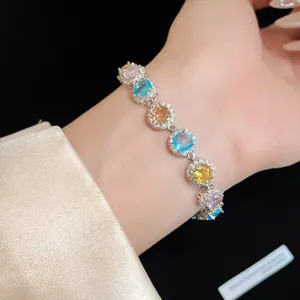 Primo piano di un vivace bracciale in zircone colorato indossato al polso con eleganza