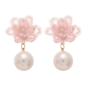 Eleganti orecchini a fiore in cristallo rosa fatti a mano con perle bianche pendenti.
