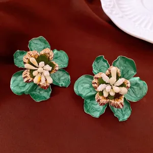Elegante grüne Emaille-Blumenohrringe mit Goldakzenten und hypoallergenen Silbersteckern.