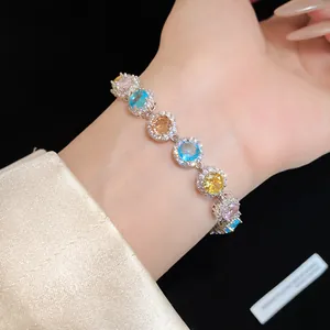 Vista dettagliata di un vivace bracciale stile dopamina con zirconi colorati sul polso.