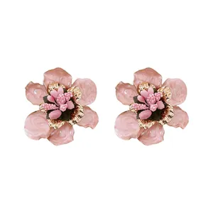 Elegante Blumenohrstecker mit rosa Emaille und Goldmetallkanten für Damen Schmuck
