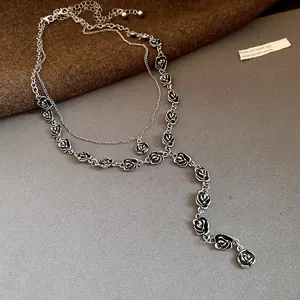 Vista dettagliata di una collana d'argento a due strati con rose in stile vintage
