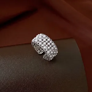 Vintage mehrlagiger Perlen- und CZ-Blumen-Ring mit luxuriöser Ästhetik für Damen