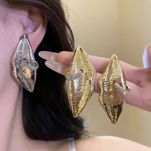 Vintage Oversized Lips Stud Earrings With Silver Earring Post Alloy Rhinestone Hammered Texture Earrings For Women Party Jewelry