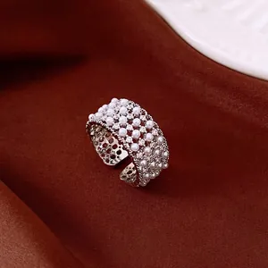 Vintage-Zirkonia-Blume und mehrlagiger Perlenring mit luxuriösem Silber-Finish für Damen