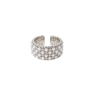 Eleganter mehrlagiger Perlenring mit Zirkonia-Blumenmuster verstellbar in Silberglanz