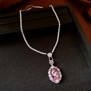 Detailansicht einer Vintage-Tennishalskette mit einem großen ovalen rosa Zirkonia-Anhänger