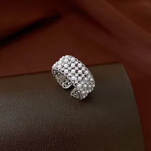 Detailansicht eines Retro-Rings mit geschichteten Perlen und glänzenden Zirkonia.