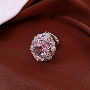 Detailaufnahme eines Vintage-Rings mit rosa ovalem Zirkon und Mikro-Pave-Fassung