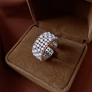 Detailaufnahme eines Vintage-Mehrschicht-Perlenrings mit Zirkonia in einer Schmuckschatulle