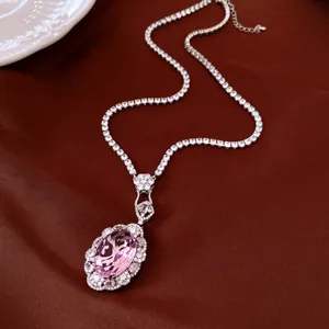 Detailaufnahme einer Vintage-Halskette mit rosa ovalem Zirkon und Silberkette.