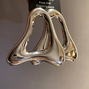 Orecchini a triangolo cavo in argento minimalista con finitura lucida di lusso