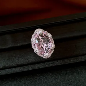 Makrodetail eines vintage ovalen rosa Zirkonrings, umgeben von schimmernden Kristallen