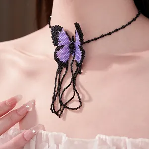 Exquisite dunkel gestaltete Halskette mit Glasperlen-Schmetterling für asiatische Models