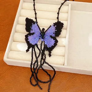 Handgefertigte lila-schwarze Perlenkette mit Schmetterling, verstellbar, in Schmuckschatulle