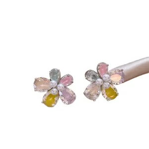 Eleganti orecchini a forma di fiore con petali di zircone colorati e perle centrali