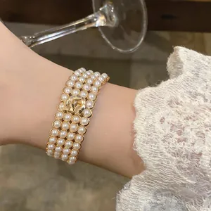 Elegante bracciale multistrato di perle stile vintage con ciondolo numero 5 dorato