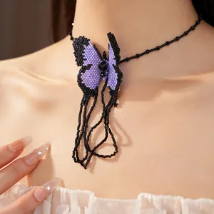 Nahaufnahme eines lila Schmetterlingsanhängers aus Perlen an einem schwarzen Choker
