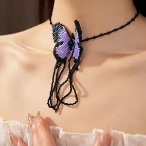 Detailansicht eines lila Perlen-Schmetterlings-Chokers an einem Halsmodell