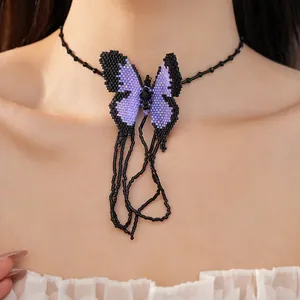 Nahaufnahme des handgefertigten lila Perlen Schmetterlings-Chokers mit Ketten