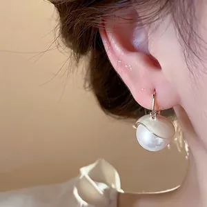 Elegant French style oil-drip pearl hoop earrings with a sophisticated golden finish.