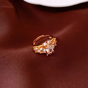 Anello vintage dorato con zircone ovale su un elegante sfondo di seta marrone scuro