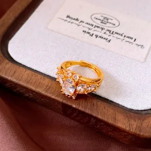 Anello regolabile dorato stile vintage con un grande zircone cubico ovale brillante