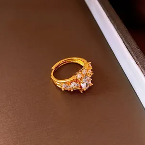 Elegante anello regolabile vintage placcato oro con un grande zircone centrale ovale