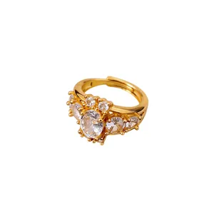 Elegante anello aperto vintage placcato oro con un grande zircone ovale trasparente
