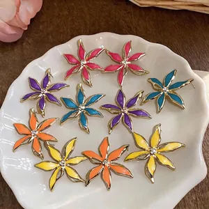 Orecchini a perno a fiore in smalto colorato con strass in vivace stile dopamina