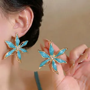 Orecchini a fiore in smalto blu con strass scintillanti in stile dopamina