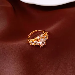 Primo piano di un anello aperto vintage con zircone ovale e finitura dorata elegante