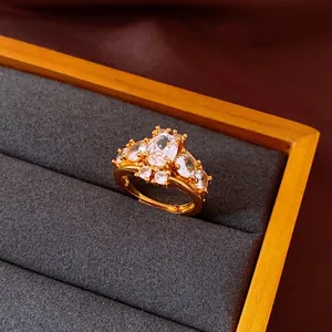 Dettaglio di un anello vintage dorato di lusso con un grande zircone ovale incastonato.