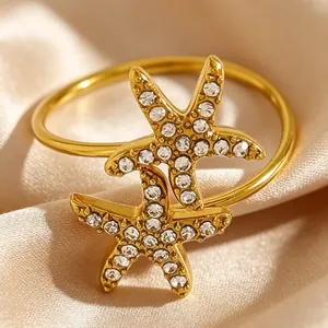 Gros plan d'une bague étoile de mer dorée sertie de zircons blancs étincelants pour femme.