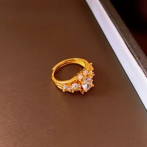 Dettaglio di un anello vintage placcato oro con una grande pietra di zircone ovale