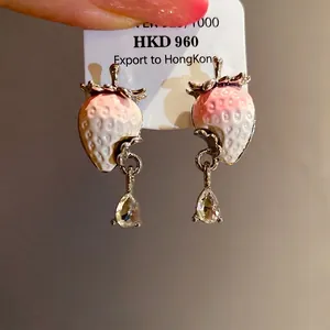 Sweet strawberry earrings with zircon drop and silver needles in a soft pink finish.