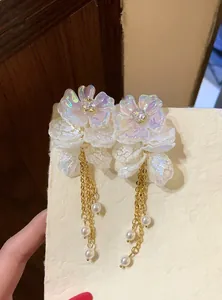 Elegant white floral tassel earrings with gold chains and pearls for a French style.