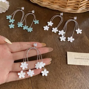 Elegante lange Quastenohrringe mit frischen weißen Gänseblümchen aus Harz im Urlaubsstil