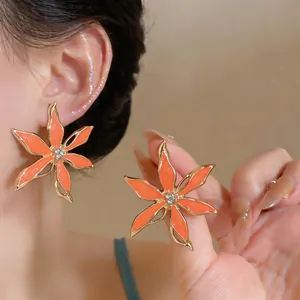 Orecchini a perno a fiore in smalto arancione vivace con dettaglio in strass.
