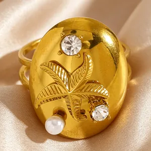 Gros plan détaillé d'une bague étoile de mer dorée avec zircon et perle sur du satin