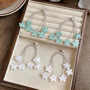 Elegante lange Gänseblümchen-Quastenohrringe mit mintgrünen und weißen Resinblüten