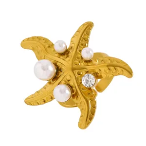 Gros plan détaillé montrant les textures et perles d'une bague étoile de mer