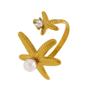 Détail de bague en acier inoxydable doré avec motifs étoile de mer, perle et zircon
