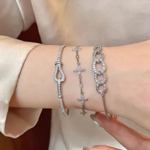 Primo piano di un set di bracciali in zircone argento con fibbia a ferro di cavallo.