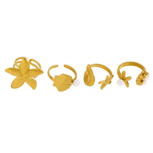 Série de bagues en acier doré avec motifs d'étoiles de mer, coquillages et perles