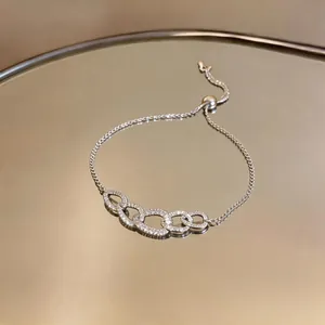 Dettaglio macro bracciale a maglie in zircone argento con chiusura scorrevole regolabile